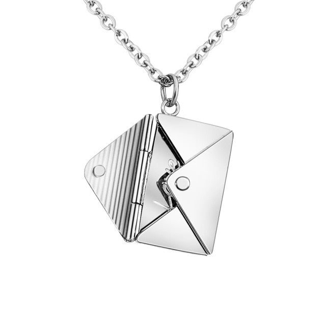 Collar con colgante de sobre personalizable